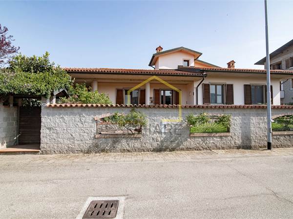 ELEGANTE VILLA SINGOLA CON AMPIO GIARDINO 