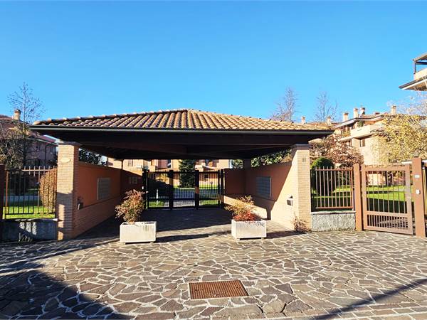 BILOCALE CON  BOX AUTO E CANTINA