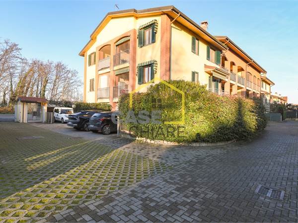 APPARTAMENTO SU DUE LIVELLI CON GIARDINO E BOX