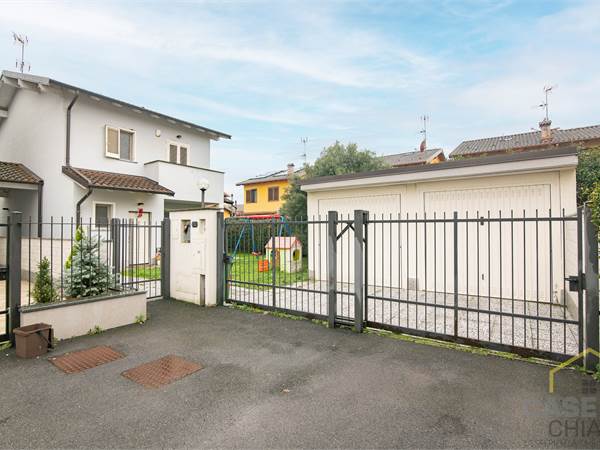 Vellezzo Bellini - Villa di Recente Costruzione con giardino su tre lati