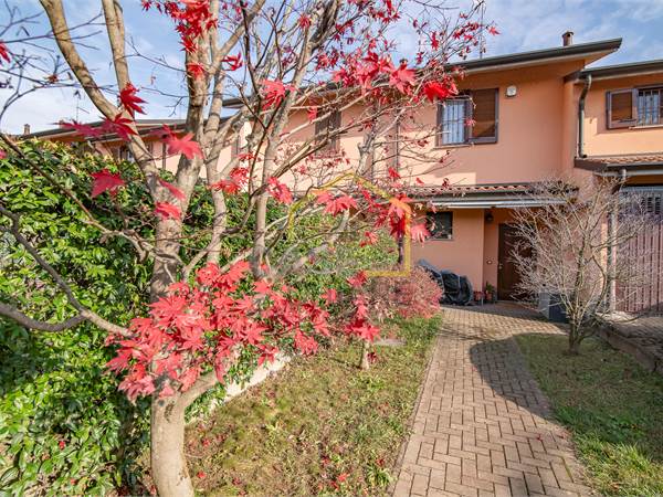 BELLISSIMA VILLA A SCHIERA CON BOX A MONCUCCO