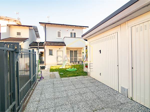 Vellezzo Bellini - Villa moderna con giardino su tre lati