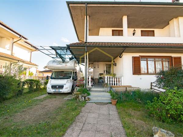 VILLA BIFAMILIARE CON AMPIO GIARDINO PRIVATO A VELLEZZO BELLINI