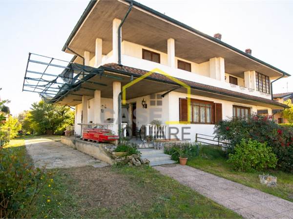 VILLA BIFAMILIARE CON AMPIO GIARDINO PRIVATO A VELLEZZO BELLINI