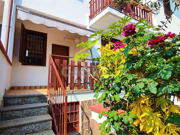 VILLA A SCHIERA CON TAVERNETTA A SANTA CORINNA