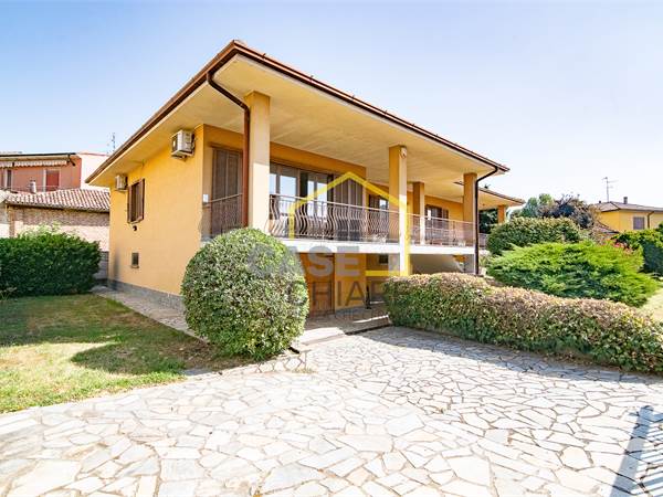 VILLA SINGOLA IN CENTRO PAESE DI AMPIA METRATURA