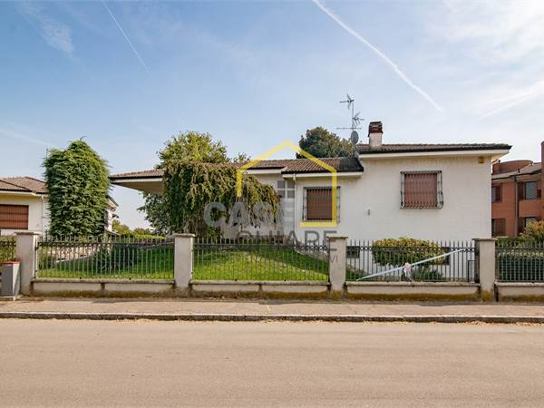 ELEGANTE VILLA SINGOLA  A LACCHIARELLA
